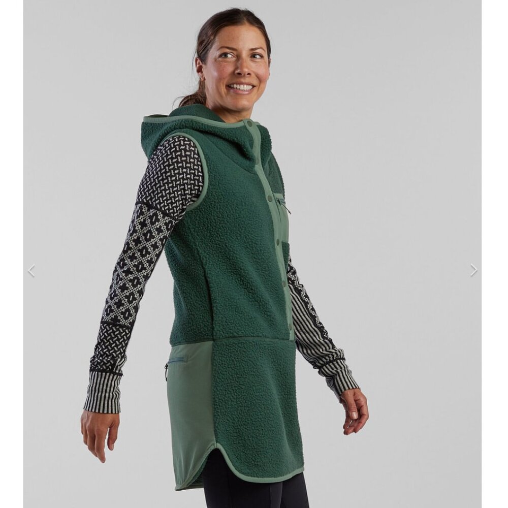 Like New! Title Nine Annapurna Fleece Dress Cream and Red Size M